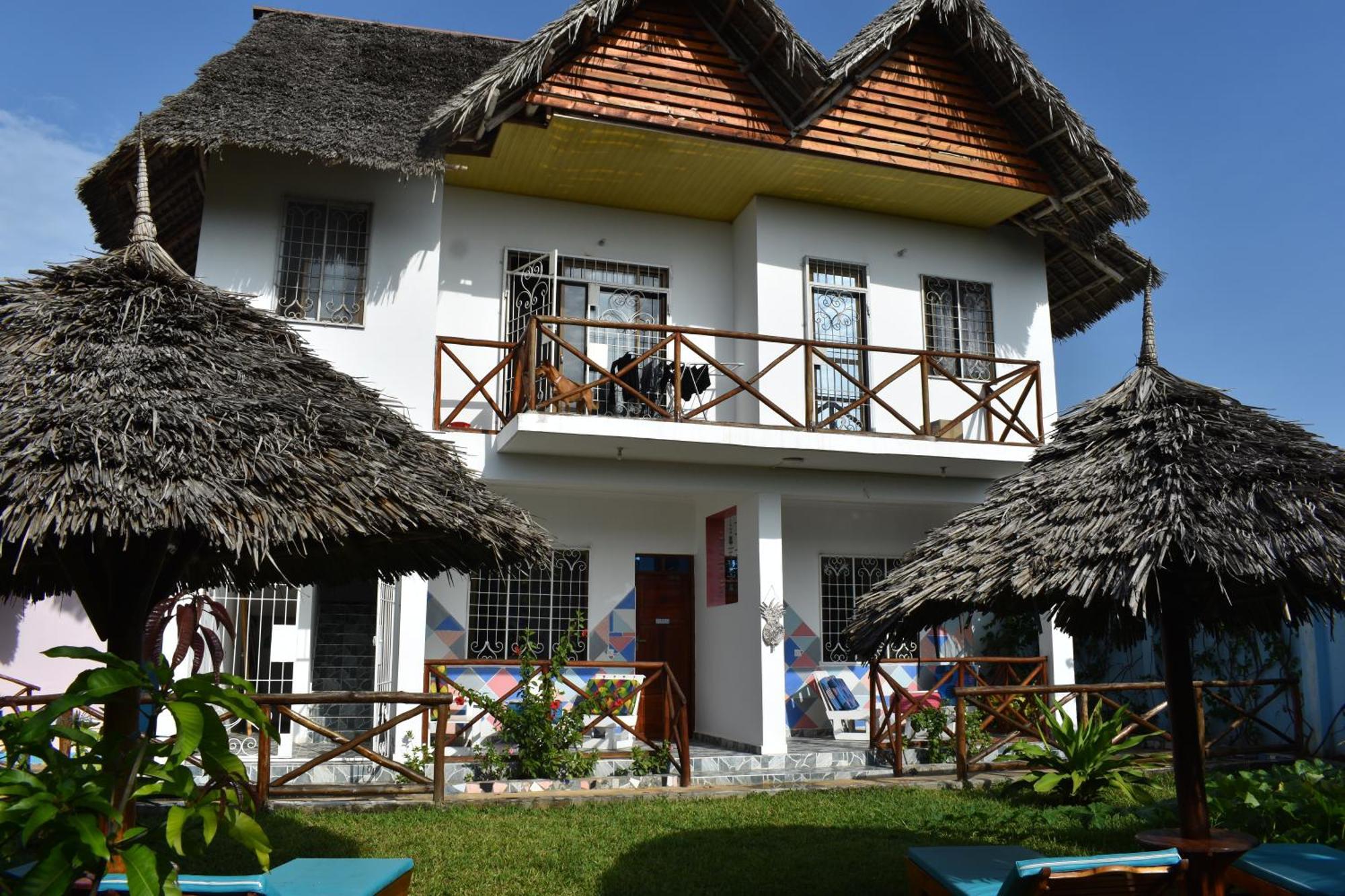 Pineapple House Bed and Breakfast Nungwi Buitenkant foto