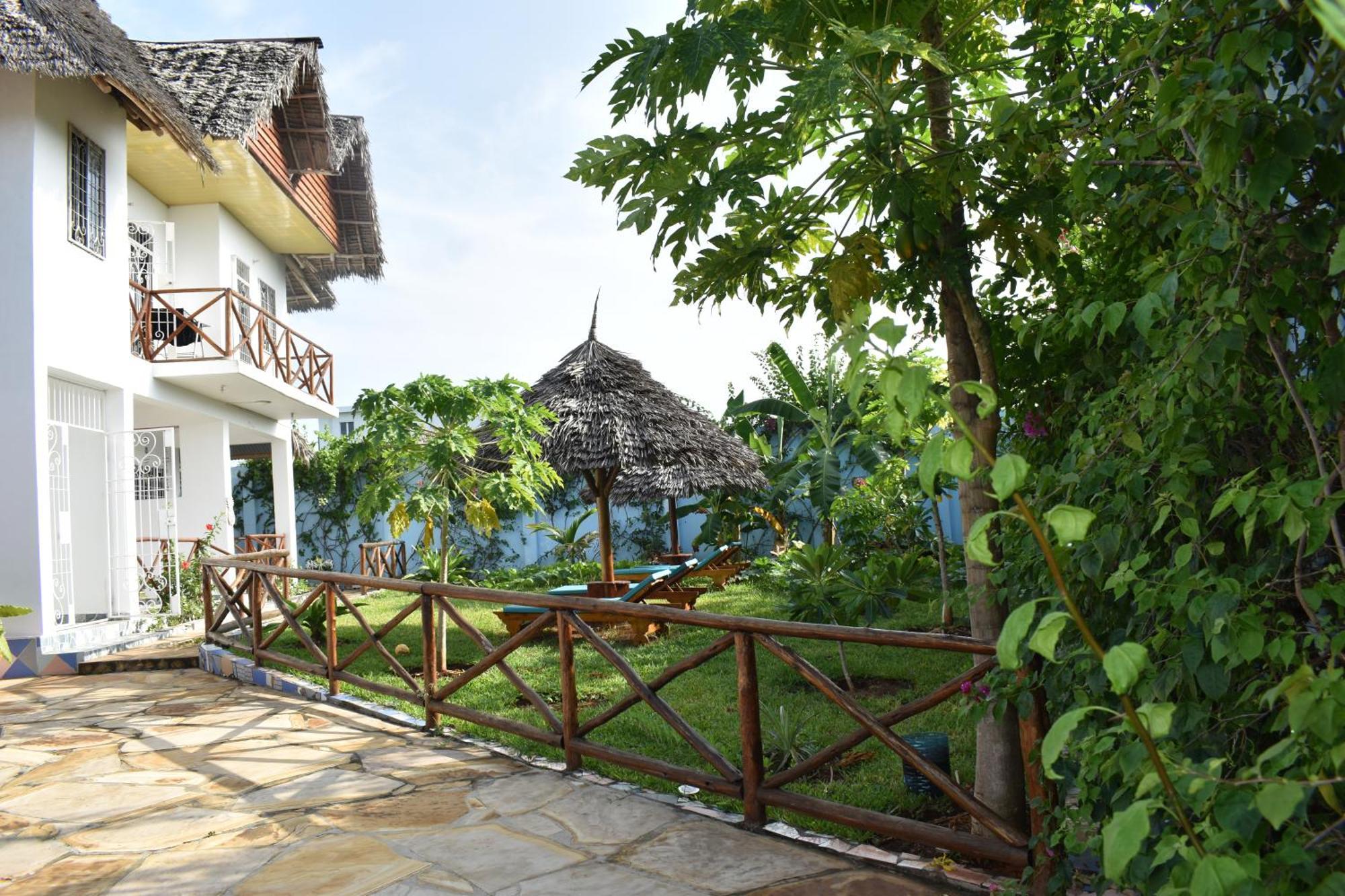 Pineapple House Bed and Breakfast Nungwi Buitenkant foto