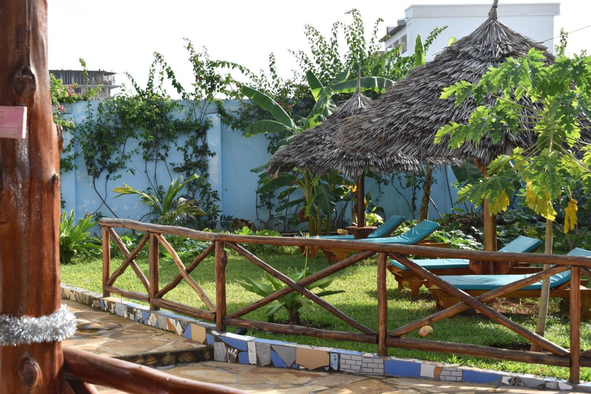 Pineapple House Bed and Breakfast Nungwi Buitenkant foto
