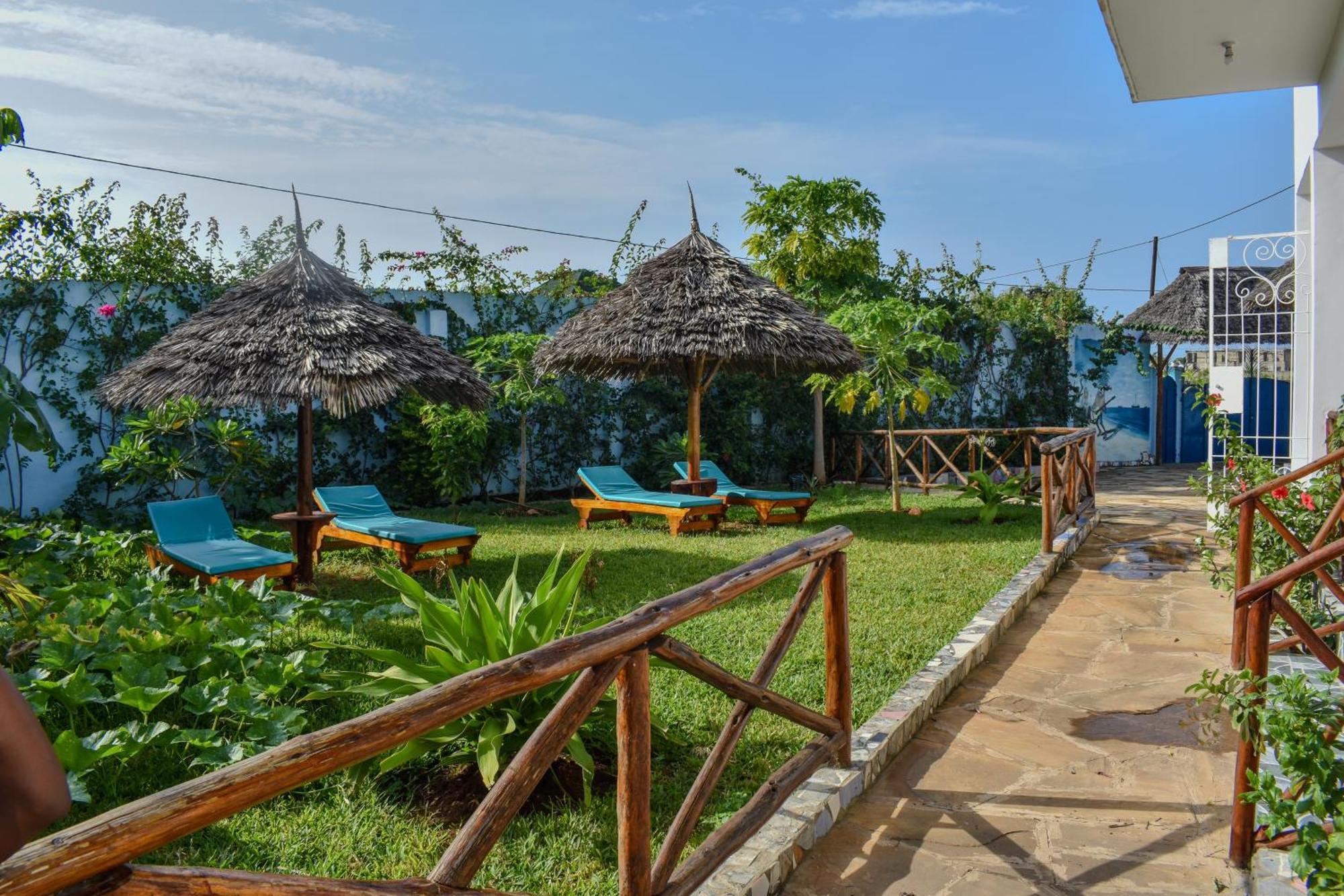 Pineapple House Bed and Breakfast Nungwi Buitenkant foto