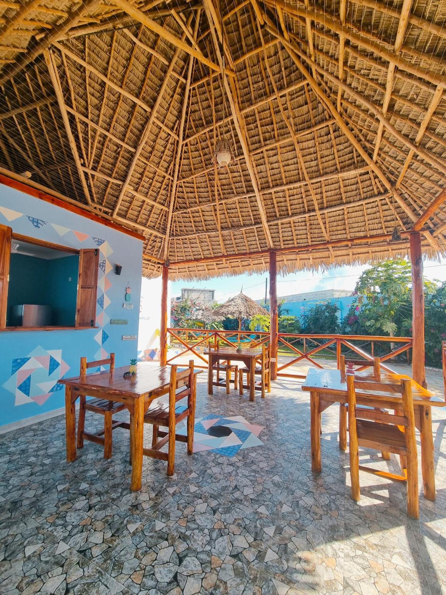 Pineapple House Bed and Breakfast Nungwi Buitenkant foto